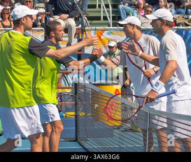 28 febbraio 2010 - Delray Beach, Florida, USA - campioni di doppio in difesa MIKE e BOB BRYAN degli Stati Uniti hanno battuto PHILIPP MARX della Germania e IGOR ZELENAY della Slovacchia, 6-3, 7-6 (3), vincendo il loro 58° titolo in carriera nella finale di doppio il Delray Beach International Tennis Championships 2010 al Delray Beach Stadium & Tennis Center. Dopo la partita, in rete si incontrano (da sinistra a destra) Zelenay, Marx e Mike e Bob Bryan. (Immagine di credito: © Arnold Drapkin/ZUMA Press) Foto Stock