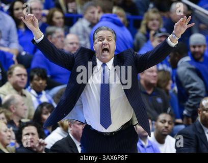 28 gennaio 2017 - Lexington, KY, USA - il capo-allenatore del Kentucky John Calipari dirige il suo attacco contro il Kansas sabato 28 gennaio 2017 alla Rupp Arena di Lexington, Ky. Kansas ha vinto, 79-73. (Immagine di credito: © Mark Cornelison/TNS tramite filo ZUMA) Foto Stock