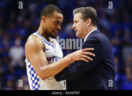28 gennaio 2017 - Lexington, KY, USA - la guardia del Kentucky Isaiah Briscoe parla con il capo-allenatore John Calipari durante una pausa in azione contro il Kansas sabato 28 gennaio 2017, alla Rupp Arena di Lexington, Ky. Kansas ha vinto, 79-73. (Immagine di credito: © Mark Cornelison/TNS tramite filo ZUMA) Foto Stock