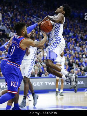 28 gennaio 2017 - Lexington, KY, USA - De'Aaron Fox del Kentucky, a destra, ha la palla spogliata dalla guardia del Kansas Frank Mason III, a sinistra, in un primo tempo di guida sabato 28 gennaio 2017, alla Rupp Arena di Lexington, Ky. Kansas ha vinto, 79-73. (Immagine di credito: © Mark Cornelison/TNS tramite filo ZUMA) Foto Stock