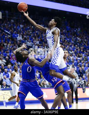 28 gennaio 2017 - Lexington, KY, USA - De'Aaron Fox del Kentucky, TOP, viene chiamato per una carica sulla guardia del Kansas Josh Jackson sabato 28 gennaio 2017, alla Rupp Arena di Lexington, Ky. Kansas ha vinto, 79-73. (Immagine di credito: © Mark Cornelison/TNS tramite filo ZUMA) Foto Stock