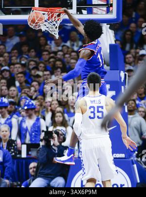 28 gennaio 2017 - Lexington, KY, USA - la guardia del Kansas Josh Jackson (11) chiude in casa due dei suoi 20 punti contro il Kentucky sabato 28 gennaio 2017 alla Rupp Arena di Lexington, Ky. Kansas ha vinto, 79-73. (Immagine di credito: © Mark Cornelison/TNS tramite filo ZUMA) Foto Stock