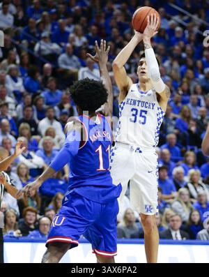 28 gennaio 2017 - Lexington, KY, USA - l'erek Willis del Kentucky (35) batte un 3-Pointer contro Kansas sabato 28 gennaio 2017, alla Rupp Arena di Lexington, Ky. Kansas ha vinto, 79-73. (Immagine di credito: © Mark Cornelison/TNS tramite filo ZUMA) Foto Stock