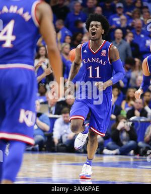 28 gennaio 2017 - Lexington, KY, USA - la guardia del Kansas Josh Jackson (11) lancia un grido dopo aver segnato nella partita contro il Kentucky sabato 28 gennaio 2017 alla Rupp Arena di Lexington, Ky. Kansas ha vinto, 79-73. (Immagine di credito: © Mark Cornelison/TNS tramite filo ZUMA) Foto Stock