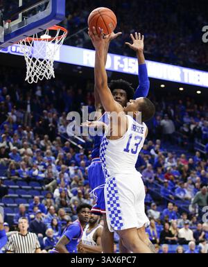 28 gennaio 2017 - Lexington, KY, USA - la guardia del Kansas Josh Jackson blocca il colpo di Isaiah Briscoe del Kentucky (13) sabato 28 gennaio 2017, alla Rupp Arena di Lexington, Ky. Kansas ha vinto, 79-73. (Immagine di credito: © Mark Cornelison/TNS tramite filo ZUMA) Foto Stock