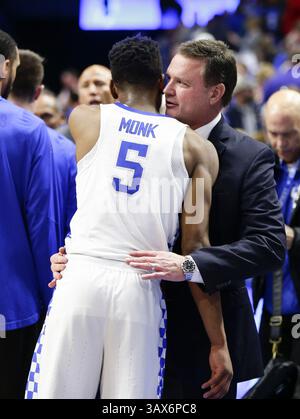 28 gennaio 2017 - Lexington, KY, USA - il capo-allenatore del Kansas Bill Self parla con la guardia del Kentucky Malik Monk (5) dopo una vittoria per 79-73 per i Visiting Jayhawks sabato 28 gennaio 2017, alla Rupp Arena di Lexington, Ky. (Immagine di credito: © Mark Cornelison/TNS tramite filo ZUMA) Foto Stock