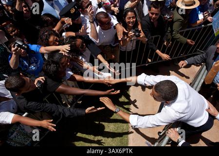 10 maggio 2011 - El Paso, Texas, USA - il presidente degli Stati Uniti Barack Obama stringe la mano a persone nella folla in seguito alle sue osservazioni sulla riforma dell'immigrazione al Chamizal National Memorial Park il 10 maggio 2011 a El Paso, Texas. (Immagine di credito: © Pete Souza/The White House/ZUMAPRESS.com) Foto Stock