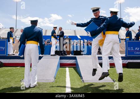 23 maggio 2012 - Colorado Springs, CO, USA - il presidente degli Stati Uniti Barack Obama si congratula con i cadetti per aver ricevuto i loro diplomi durante la cerimonia di inizio presso la United States Air Force Academy 23 maggio 2012 a Colorado Springs, CO. (Immagine di credito: © Pete Souza/The White House/ZUMAPRESS.com) Foto Stock