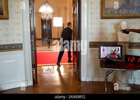 28 giugno 2012 - Washington, District of Columbia, USA - il presidente degli Stati Uniti Barack Obama attraversa la Cross Hall della Casa Bianca prima di rilasciare una dichiarazione sulla sentenza della Corte Suprema sul Patient Protection and Affordable Care Act 28 giugno 2012 a Washington, District of Columbia. (Immagine di credito: © Pete Souza/The White House/ZUMAPRESS.com) Foto Stock