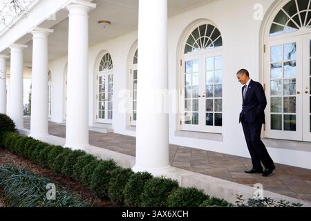 12 febbraio 2013 - Washington, DC, USA - il presidente degli Stati Uniti Barack Obama cammina sul colonnato della Casa Bianca per raggiungere l'Ufficio ovale il 12 febbraio 2013 a Washington, DC. (Credit Image: © Pete Souza/The White House/ZUMAPRESS.com) Foto Stock