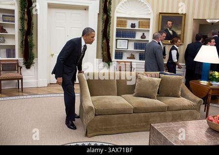 13 dicembre 2013 - Washington, DC, USA - il presidente degli Stati Uniti Barack Obama si sposta di nuovo sul posto dopo una visita con i sindaci neoeletti presso l'Ufficio ovale della Casa Bianca il 13 dicembre 2013 a Washington, DC. Barack Hussein Obama II (nato il 4 agosto 1961) è il 44° presidente degli Stati Uniti. È il primo afroamericano ad essere eletto in carica e il primo presidente nato al di fuori degli Stati Uniti contigui. Nato a Honolulu, Hawaii, Obama si è laureato alla Columbia University e alla Harvard Law School. Ha lavorato come avvocato per i diritti civili e ha insegnato diritto costituzionale all'Univer Foto Stock