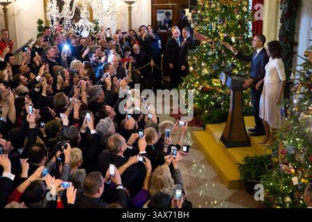 13 dicembre 2013 - Washington, DC, USA - il presidente degli Stati Uniti Barack Obama con la First Lady Michelle Obama, pronuncia le sue osservazioni durante un ricevimento natalizio nel Grand Foyer della Casa Bianca il 13 dicembre 2013 a Washington, DC. Barack Hussein Obama II (nato il 4 agosto 1961) è il 44° presidente degli Stati Uniti. È il primo afroamericano ad essere eletto in carica e il primo presidente nato al di fuori degli Stati Uniti contigui. Nato a Honolulu, Hawaii, Obama si è laureato alla Columbia University e alla Harvard Law School. Ha lavorato come avvocato per i diritti civili e ha insegnato diritto costituzionale a t Foto Stock