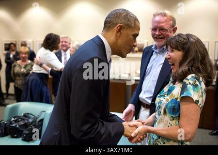 10 aprile 2014 - Austin, Texas, Stati Uniti d'America - il presidente degli Stati Uniti Barack Obama saluta Linda e Russ Dickson, una coppia texana che ha scritto una lettera al presidente sull'Affordable Care Act alla Lyndon Baines Johnson Presidential Library 10 aprile 2014 ad Austin, Texas. Barack Hussein Obama II (4 agosto 1961) è il 44° presidente degli Stati Uniti d'America. È il primo afroamericano ad essere eletto in carica e il primo presidente nato al di fuori degli Stati Uniti contigui. Nato a Honolulu, Hawaii, Obama si è laureato alla Columbia University e alla Harvard Law School. Ha lavorato come Foto Stock