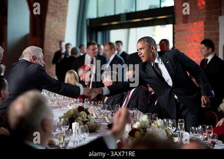 3 giugno 2014 - Varsavia, Polonia - il presidente degli Stati Uniti Barack Obama stringe la mano al cofondatore di Solidarity ed ex presidente polacco Lech Walesa durante una cena ufficiale ospitata dal presidente polacco Bronislaw Komorowski al Castello reale il 3 giugno 2014 a Varsavia, Polonia. Barack Hussein Obama II (4 agosto 1961) è il 44° presidente degli Stati Uniti d'America. È il primo afroamericano ad essere eletto in carica e il primo presidente nato al di fuori degli Stati Uniti contigui. Nato a Honolulu, Hawaii, Obama si è laureato alla Columbia University e alla Harvard Law School. Ha lavorato come una destra civile Foto Stock
