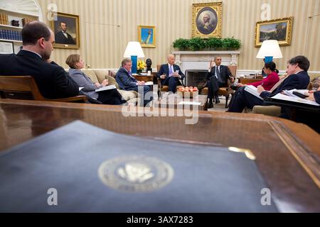 22 ottobre 2014 - Washington, DC, Stati Uniti d'America - il presidente degli Stati Uniti Barack Obama e il vicepresidente Joe Biden ricevono il briefing giornaliero presidenziale presso l'ufficio ovale della Casa Bianca il 22 ottobre 2014 a Washington, DC. Seduti con loro da sinistra, sono: Ben Rhodes, vice consigliere per la sicurezza nazionale per le comunicazioni strategiche; Lisa Monaco, assistente del presidente per la sicurezza interna e la lotta al terrorismo; Michael Dempsey, vice direttore dell'intelligence nazionale per l'integrazione; consigliere per la sicurezza nazionale Susan E. Rice e Tony Blinken, vice consigliere per la sicurezza nazionale Foto Stock