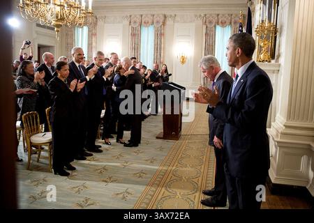 24 novembre 2014 - Washington, DC, Stati Uniti d'America - il segretario alla difesa Chuck Hagel si inchina agli applausi del presidente Barack Obama e dei partecipanti in seguito all'annuncio delle dimissioni di Hagel nella State Dining Room della Casa Bianca il 24 novembre 2014 a Washington, DC. Barack Hussein Obama II (4 agosto 1961) è il 44° presidente degli Stati Uniti d'America. È il primo afroamericano ad essere eletto in carica e il primo presidente nato al di fuori degli Stati Uniti contigui. Nato a Honolulu, Hawaii, Obama si è laureato alla Columbia University e alla Harvard Law Scho Foto Stock