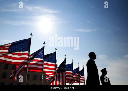 12 marzo 2015 - Arlington, Virginia, Stati Uniti d'America - il presidente degli Stati Uniti Barack Obama e il generale Martin Dempsey stanno per l'inno nazionale durante la cerimonia dell'11 settembre al Pentagono Memorial 11 settembre 2014 ad Arlington, Virginia. . Barack Hussein Obama II (4 agosto 1961) è il 44° presidente degli Stati Uniti d'America. È il primo afroamericano ad essere eletto in carica e il primo presidente nato al di fuori degli Stati Uniti contigui. Nato a Honolulu, Hawaii, Obama si è laureato alla Columbia University e alla Harvard Law School. Ha lavorato come avvocato per i diritti civili Foto Stock