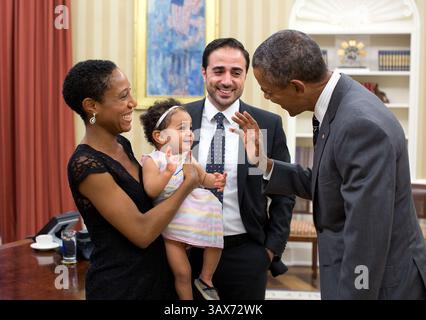 21 settembre 2015 - Washington, DC, USA - U. Il presidente Barack Obama scambia un'onda con Alya Dorelien Bitar, figlia di un anno di Maher Bitar, il direttore uscente del Consiglio di sicurezza Nazionale per gli affari israeliani e palestinesi, e sua moglie Astrid Dorelien, durante una foto di famiglia all'Ufficio ovale della Casa Bianca il 21 settembre 2015 a Washington DC. Barack Hussein Obama II (nato il 4 agosto 1961) è il 44° presidente degli Stati Uniti. È il primo afroamericano ad essere eletto in carica e il primo presidente nato al di fuori degli Stati Uniti contigui. Nato a Honolulu, Hawaii, Foto Stock