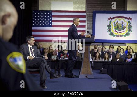 22 ottobre 2015 - Charleston, WV, Stati Uniti - il presidente degli Stati Uniti Barack Obama fa commenti durante un forum della comunità sull'abuso di droga da prescrizione e l'epidemia di eroina presso l'East End Family Resource Center 21 ottobre 2015 a Charleston, West Virginia. Con il presidente sul palco c'è il Dr. Michael Botticelli, a sinistra, Direttore dell'Ufficio per la politica nazionale di controllo della droga. Barack Hussein Obama II (4 agosto 1961) è il 44° presidente degli Stati Uniti d'America. È il primo afroamericano ad essere eletto in carica e il primo presidente nato al di fuori degli Stati Uniti contigui. Nato a Honolulu, Hawaii, OB Foto Stock