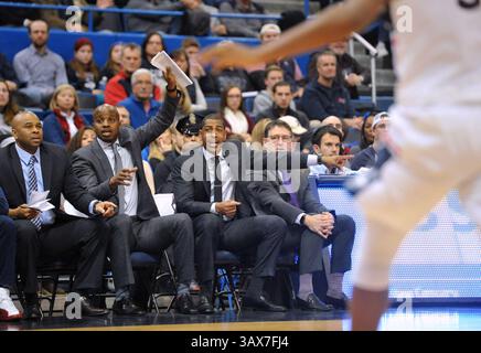 28 dicembre 2016 - Hartford, CT, USA - Connecticut allenatore Kevin Ollie, giusto, mentre il tempo sta per scadere nella sconfitta 62-26 contro Houston al XL Center di Hartford, Conn., mercoledì 28 dicembre 2016. (Immagine di credito: © Peter Casolino/TNS via ZUMA Wire) Foto Stock