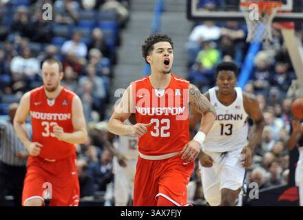 28 dicembre 2016 - Hartford, CT, USA - Rob Gray di Houston (32) celebra un punteggio nel primo tempo contro il Connecticut al XL Center di Hartford, Conn., mercoledì 28 dicembre 2016. Houston ha vinto, 62-46. (Immagine di credito: © Peter Casolino/TNS via ZUMA Wire) Foto Stock
