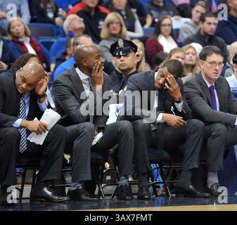 28 dicembre 2016 - Hartford, CT, USA - Connecticut allenatore Kevin Ollie, giusto, mentre il tempo sta per scadere nella sconfitta 62-26 contro Houston al XL Center di Hartford, Conn., mercoledì 28 dicembre 2016. (Immagine di credito: © Peter Casolino/TNS via ZUMA Wire) Foto Stock