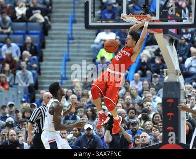 28 dicembre 2016 - Hartford, CT, USA - Rob Gray di Houston sbatte sul Kentan Facey del Connecticut durante il primo tempo al XL Center di Hartford, Conn., mercoledì 28 dicembre 2016. Houston ha vinto, 62-46. (Immagine di credito: © Peter Casolino/TNS via ZUMA Wire) Foto Stock