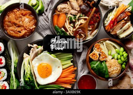 Cucina tradizionale coreana. Bibimbap, piatto tradizionale coreano, riso, verdure, Kimchi su sfondo bianco. Vista dall'alto. Foto Stock