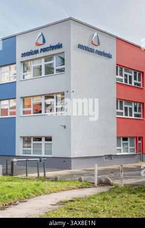 Nitra, Slovacchia - 24 febbraio 2024: Agenzia delle assicurazioni sociali (Socialna poistovna) filiale a Nitra. Slovacchia. Foto Stock