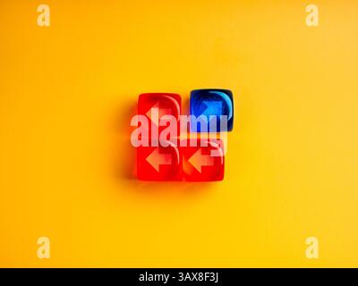 Modo diverso, idea unica, cambiare direzione, distinguersi dai concetti della folla. Freccia verso l'esterno destra, icona con il segno sul dado blu uno, vicino agli altri cubi rossi con il segno Foto Stock