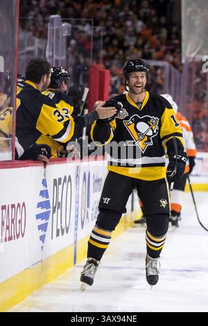14 gennaio 2017: L'attaccante dei Pittsburgh Penguins Ryan Malone (12) reagisce al suo gol durante la partita degli Alumni del 2017 tra Pittsburgh Penguins e Philadelphia Flyers al Well Fargo Center di Philadelphia, Pennsylvania. La partita finisce con un pareggio di 3-3. Christopher SzagolaCSM(immagine di credito: &Copy; Chris Szagola/CSM tramite filo ZUMA) Foto Stock