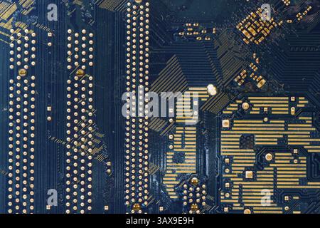 Dettagli sul retro di una scheda madre. Circuiti e saldature Foto Stock