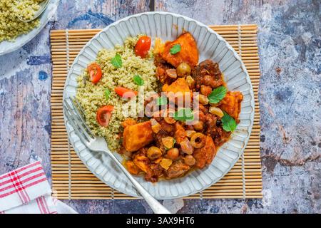 Tagine di agnello cotta lentamente con couscous Foto Stock