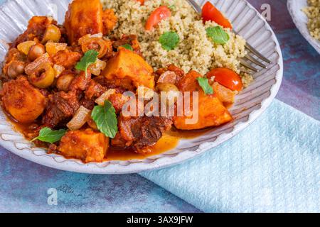 Tagine di agnello cotta lentamente con couscous Foto Stock