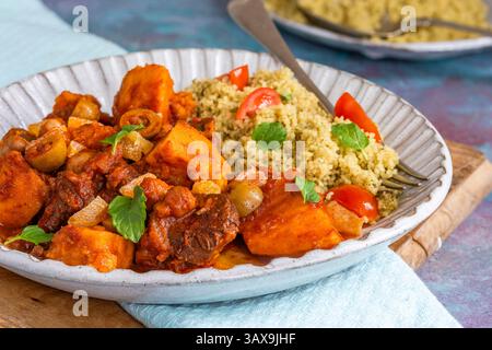 Tagine di agnello cotta lentamente con couscous Foto Stock