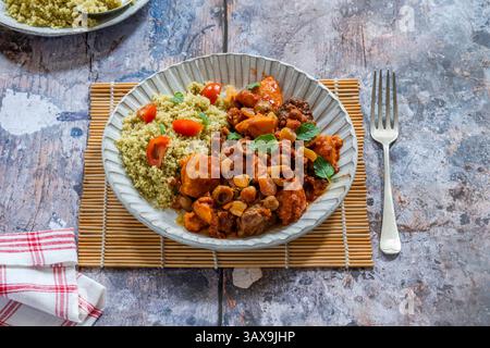 Tagine di agnello cotta lentamente con couscous Foto Stock