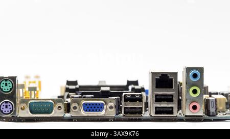 Connettore della scheda madre del computer, isolato su sfondo bianco Foto Stock