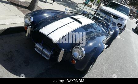 Los Angeles, California, USA 19 aprile 2025 1965 Cobra Car su Sunset Blvd il 19 aprile 2025 a Los Angeles, California, USA. Foto di Barry King/Alamy Stock Photo Foto Stock