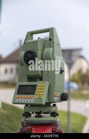 Totale importanza nella tecnologia di rilevamento - strumento nell'ingegneria civile, primo piano Foto Stock