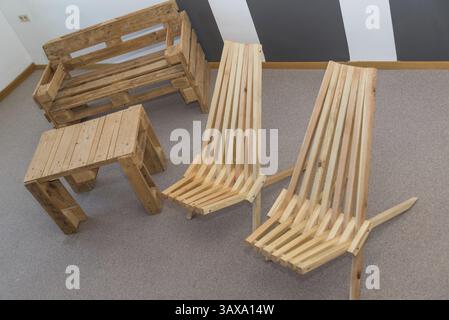Sedia, tavolo e panca - mobili in legno massello realizzati con euro pallet - upcycling Foto Stock