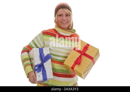 Giovane donna in abiti invernali con regali di Natale - facoltativo Foto Stock