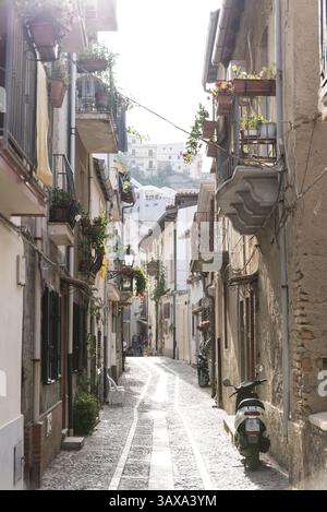 Vicolo stretto con appartamenti in un centro storico italiano Foto Stock