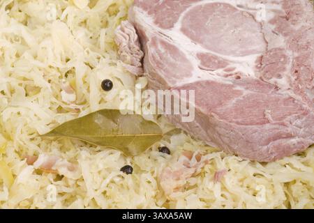 Costolette bollite su crauti Foto Stock