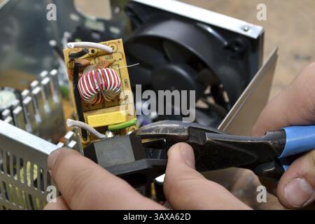 L'alimentatore del computer viene smontato in componenti importanti Foto Stock