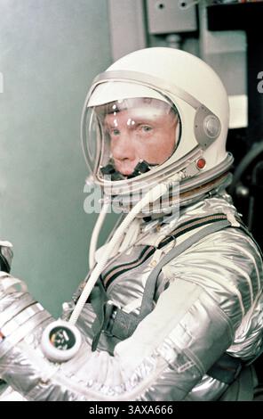 8 dicembre 2016 - (file Photo) - John Glenn, il primo americano ad orbitare in orbita attorno alla Terra ed ex senatore ed eroe di guerra degli Stati Uniti, è morto. Aveva 95 anni. NELLA FOTO: 20 febbraio 1962 - Cape Canaveral, Stati Uniti d'America - l'astronauta della NASA John Glenn indossa la sua tuta da pressione Mercury in preparazione al lancio del razzo Mercury Friendship 7 Atlas al Kennedy Space Center il 20 febbraio 1962 a Cape Canaveral, Florida. Glenn è diventato il primo americano a pilotare un volo spaziale orbitale con equipaggio a bordo del velivolo. (Immagine di credito: © NASA/ZUMAPRESS.com) Foto Stock