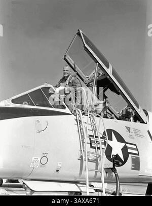 8 dicembre 2016 - (file Photo) - John Glenn, il primo americano ad orbitare in orbita attorno alla Terra ed ex senatore ed eroe di guerra degli Stati Uniti, è morto. Aveva 95 anni. NELLA FOTO: 10 gennaio 1961 - l'astronauta John H. Glenn nella cabina di pilotaggio di un T-106..John Glenn. (Immagine di credito: © NASA/ZUMAPRESS.com) Foto Stock