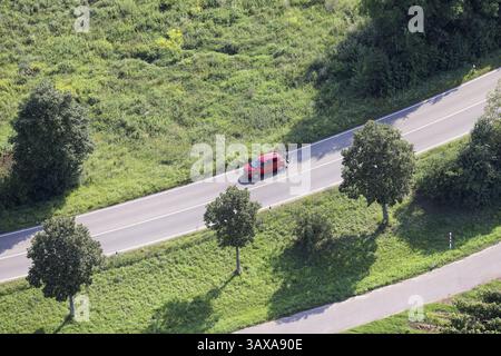 Una vista a volo d'uccello della strada di campagna Foto Stock