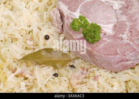 Costolette bollite su crauti Foto Stock