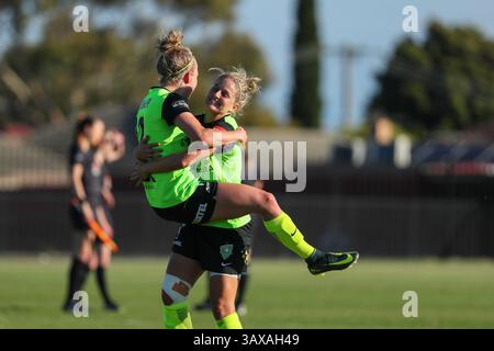 10 dicembre 2016 - Melbourne, Victoria, Australia - HANNAH BREWER (12) e ELLIE BRUSH (7) del Canberra United celebrano la loro vittoria nel sesto turno della competizione W-League tra Melbourne City e Canberra United durante la stagione 2016-17 al CB Smith Reserve di Melbourne, Australia. La Westfield W-League è la lega nazionale di calcio femminile dell'Australia. Melbourne City Lost 1-2 (immagine di credito: © Sydney Low via ZUMA Wire) Foto Stock