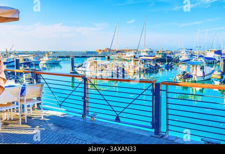 TEL AVIV, ISRAELE - 25 FEBBRAIO 2016: Il viaggiatore fa le foto nel porto di Jaffa, il 25 febbraio a Tel Aviv. Foto Stock